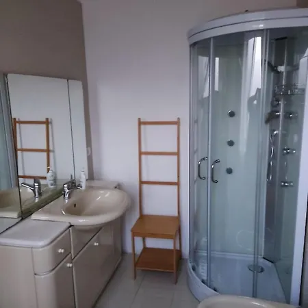 לינה וארוחת בוקר Casa Castellano נולה